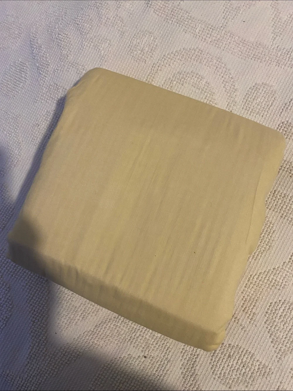 Liz Claiborne King Bed Skirt in Pale Yellow